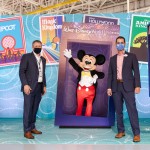 John Rodgerson (Presidente da Azul) e Angel Sarria (Diretor de Marketing e Vendas de Disney Destinations para América Latina) com Mickey Mouse