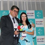 Juliana Assumpção, diretora de Negócios da Aviesp, foi homenageada por Marcos Lucas