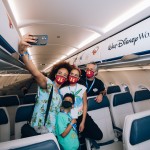 Luciana Mello com o marido Ike Levy e filhos fazem uma selfie dentro do avião - Mickey Mouse nas nuvens