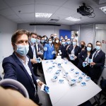 Manuel Flahault (à frente) em celebração com parte do staff da KLM no Rio de Janeiro