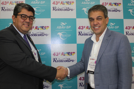 Marcos Lucas, presidente da Aviesp e Fernando Santos, presidente da Abav-SP durante a Aviesp Expo 2021.