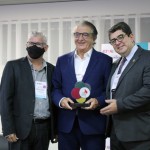 Marcos Lucas e Marcelo Matera entregam o troféu a Arialdo Pinho, secretário de Turismo do Ceará
