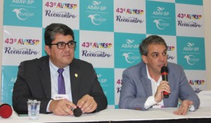 Assembleia confirma reeleição de Fernando Santos na Abav-SP