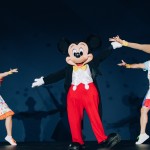 Mickey Mouse dança no palco antes de relevar o novo avião da Azul Linhas Aéreas