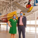Os executivos da Disney Destinations para a América Latina Cinthia Douglas e Angel Sarria com o - Mickey Mouse nas nuvens