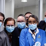 Parte do staff da KLM no Rio de Janeiro celebra os 75 anos da empresa no Brasil
