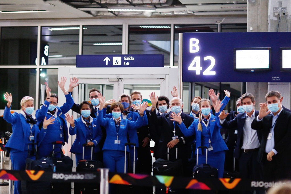 Tripulação e parte do staff da KLM no Rio de Janeiro juntos antes do início do procedimento de embarque