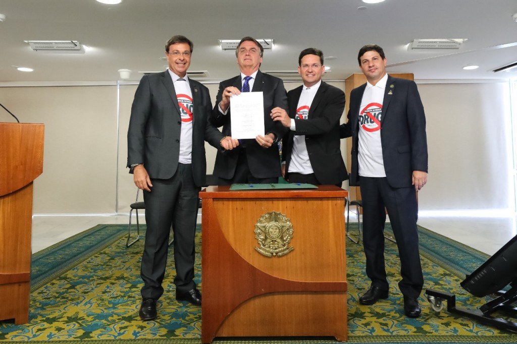 Presidente da República, Jair Bolsonaro, com os ministros do Turismo, Gilson Machado, da Cidadania, João Roma, e do presidente da Embratur, Carlos Brito