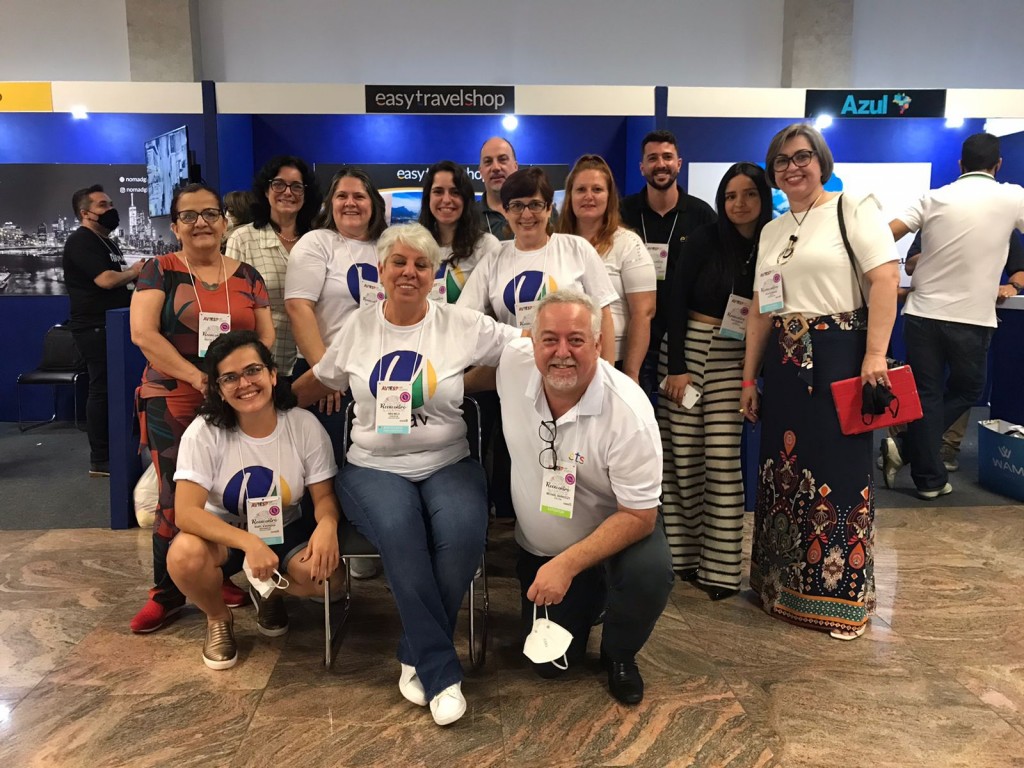 Michael Barkoczy com agentes de viagens no estande da ETS