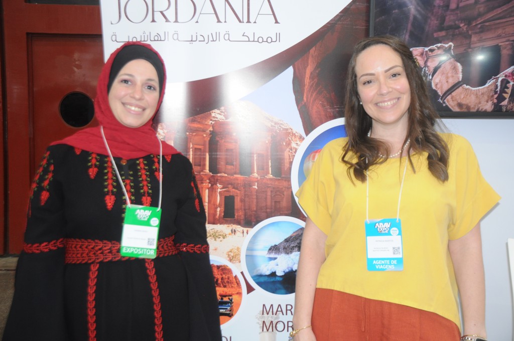 Após Abav Expo, Jordânia investirá ainda mais no mercado brasileiro 1 Yasmin Sholi e Patricia Bastos, da Jordânia