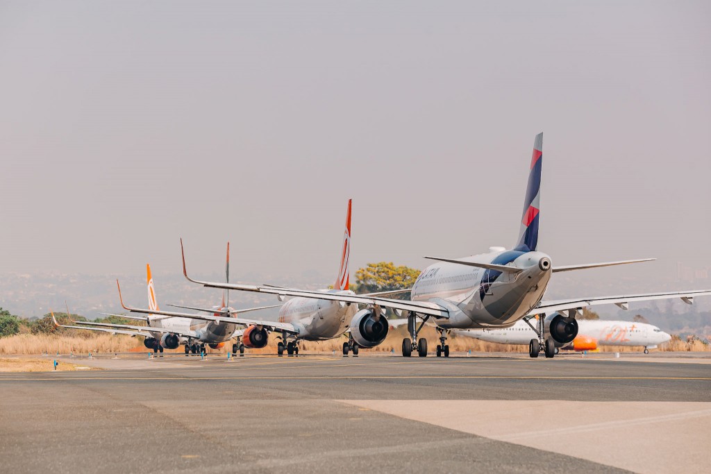 Anac autoriza Azul e Gol a voarem com menos comissários; Latam aguarda aval 1 aeronaves aeroporto gol latam frota aeronave inframerica brasilia divulgação