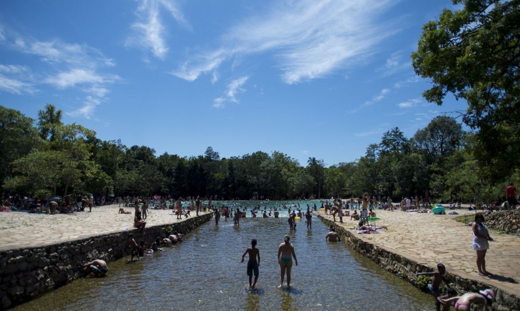 Brasilienses lotam o Parque Nacional, conhecido como Água Mineral, em dia de muito sol e calor (Marcelo Camargo/Agência Brasil)