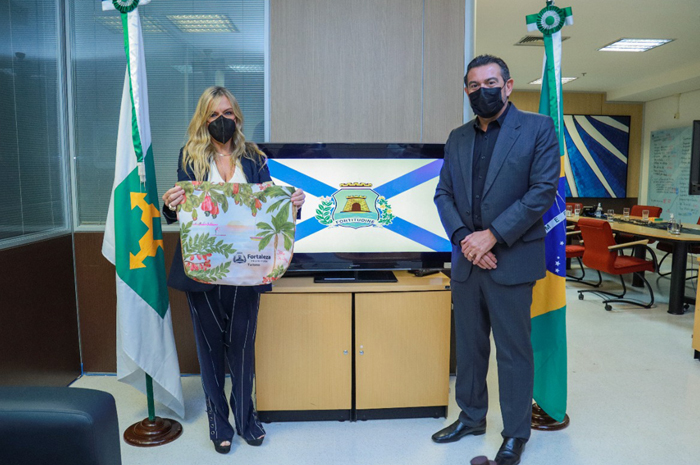Brasília e Fortaleza assinam acordo para promover turismo cívico e criativo 1 A Secretária de Turismo do DF, Vanessa Mendonça junto com o secretário de Turismo de Fortaleza, Alexandre Pereira (Foto: Setur-D).