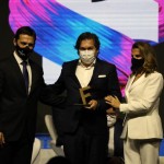 Bernardo Cardoso, do Turismo de Portugal, recebe o troféu de Eduardo Zorzanello e Marta Rossi