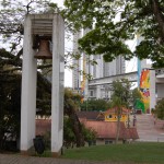 Campanário da Capela Santo Amaro com a praça dos Pescadores e a Passarela ao fundo