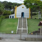 Capela de Santo Amaro, de 1849, construída com óleo de baleia e areia da praia