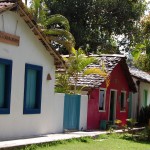 Colorido das pequenas casas no Quadrado se destaca no cenário bucólico