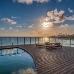 Piscina no pôr do sol Piscina no pôr do sol