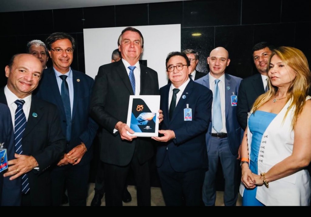 ABIH Nacional celebra 85 anos com sessão solene em Brasília 3 Jair Bolsonaro e Manoel Linhares
