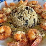 Camarão frito acompanhado de arroz com passas de caju