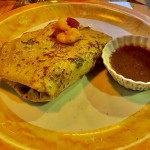 Crepe Tingui, feito com salmão defumado e camarão com tomate seco.