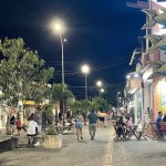 A Vila de Porto de Galinhas garante a vida noturna do destino, com diversos bares, restaurantes e lojinhas. 