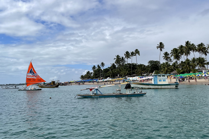 Os passeios de jangada são realizados apenas na maré baixa, quando é possível aproveitar as piscinas naturais.