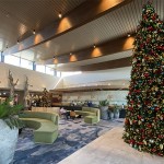 Imponente Árvore de Natal do lobby do Dockside Inn