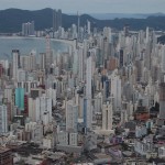 Mar de espigões chama atenção de Balneário Camboriú