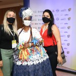 Nadja Dias, da Rubi Viagens, e Pâmela Roberta, da Partiu Turismo, com Marly Trindade, da Setur-BA