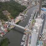 Passarela da Barra transpõe o rio Camboriú
