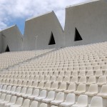 Plateia aberta para mais de mil pessoas sentadas no Teatro L'Occitane