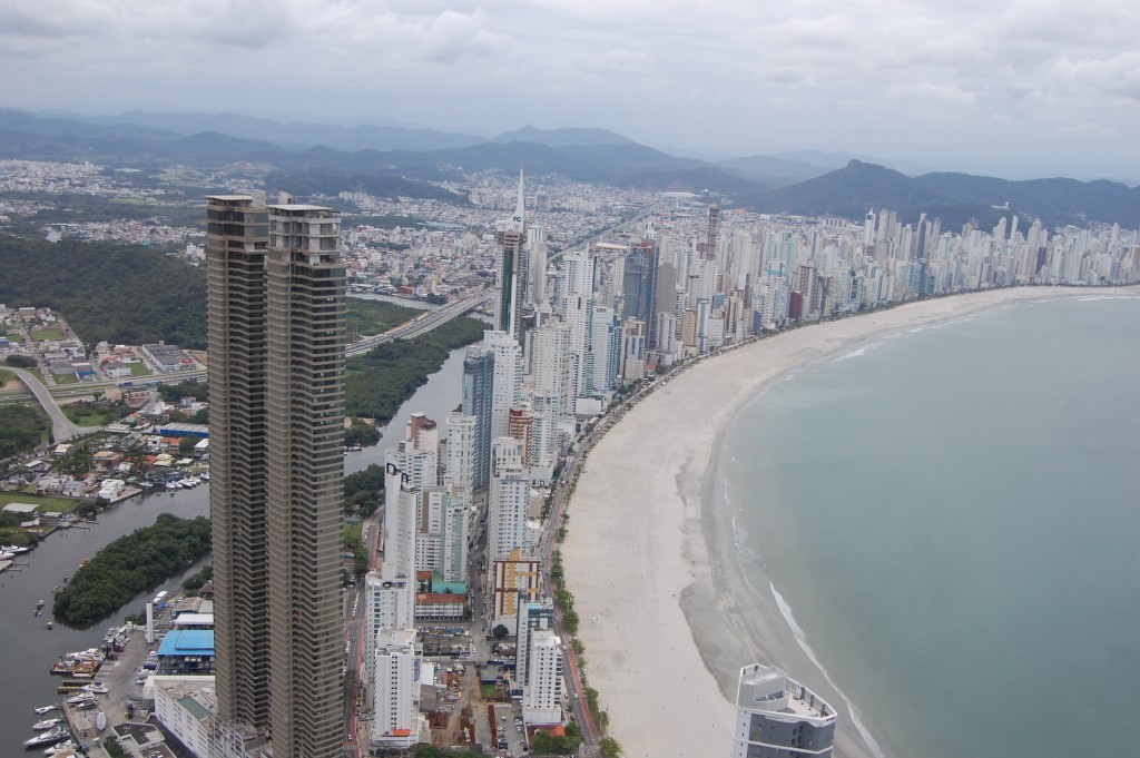 Praia Central com alargamento da faixa de areia concluido