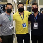 Rodrigo Bacudo, da CVC Corp, entre Carlos Barbosa e Adriano Soares, da Vitrine Global