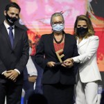 Rosa Masgrau, vice-presidente do M&E, recebe o troféu "Amigos do Festival" das mãos de Marta Rossi
