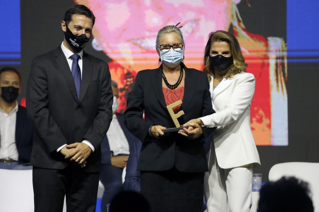 Rosa Masgrau, vice-presidente do M&E, recebe o troféu das mãos de Marta Rossi