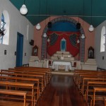 Simplicidade caracteriza o altar da capela