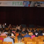 Teatro reúne centenas de convidados para a abertura da Fita