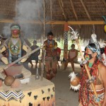 Em toda a aldeia, crianças e adultos participam dos rituais