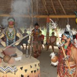 Em toda a aldeia, crianças e adultos participam dos rituais