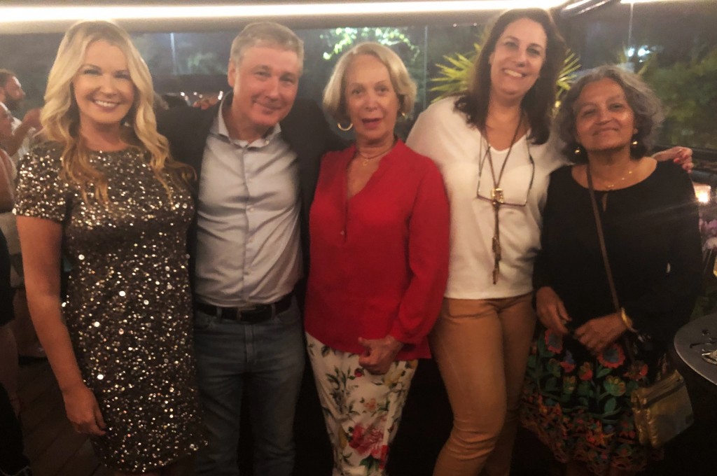 Abav-RJ empossa diretoria reeleita para o biênio 2021/2023 1 Viviane Fernandes, Luiz Strauss, Tania Cesonis, Cristiana Chao e Nelia Amaral.