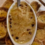 Camarões gratinados com torradas do Munganga Bistrô.