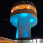 O Mirante do Farol Porto de Galinhas fica iluminado durante a noite.