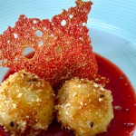 Bolinho de camarão com mostarda de morango do restaurante do Kembali.