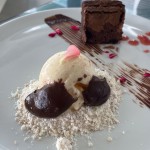 Brownie de chocolate, com ganache, sorvete de creme e farofa de leite ninho do Kembali.