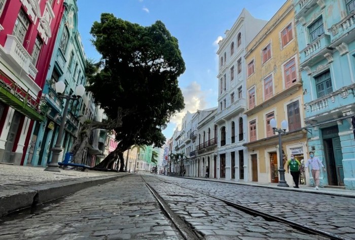 Observatório de Turismo do Recife lança pesquisa de imagem sobre o destino 1 A rua Bom Jesus, localizada no centro histórico de Recife, é considerada a terceira rua mais bonita do mundo.