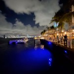 O passeio de catamarã noturno tem duração de aproximadamente 1h20min.