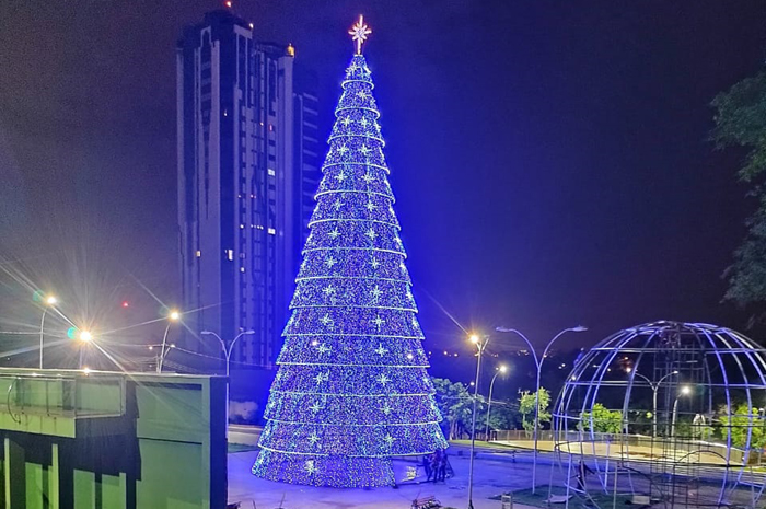 Natal de Águas e Luzes de Foz do Iguaçu terá duração de 35 dias Estruturas já começaram a ser instaladas. Boa parte dos dez pontos decorativos do evento será montada nesta semana.