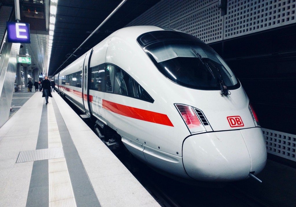 trem Foto de Daniel Abadia no Unsplash Europa pode economizar 1 milhão de toneladas de CO2 por ano ao substituir voos domésticos por trens