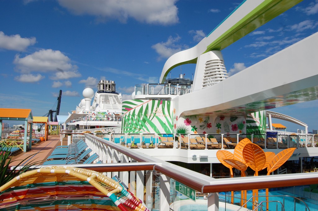 Odyssey of the Seas faz viagem inaugural pelo Caribe até CocoCay; fotos Área de entretenimento na parte externa do navio